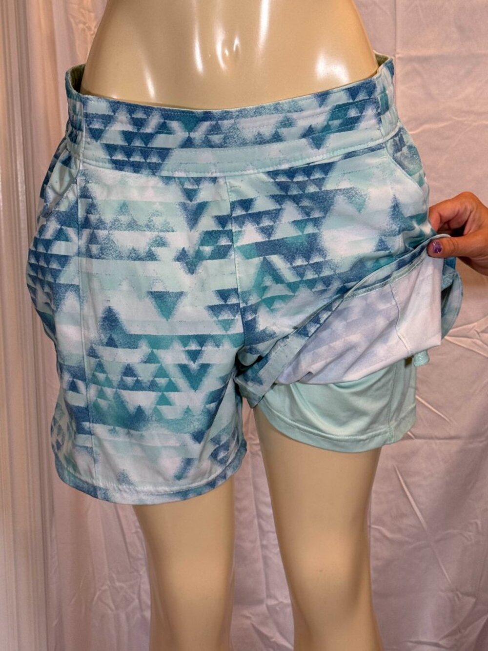 Columbia Teal Geometric print 2 in 1 Wicking Shorts Women's L. Like new! - Picture 2 of 4